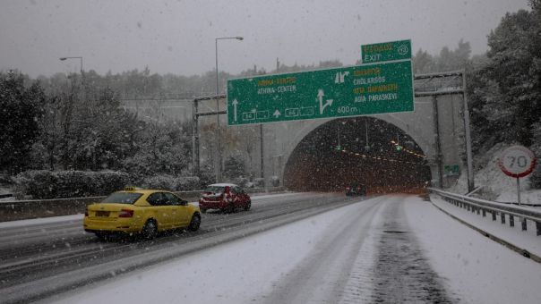 Διακοπή της κυκλοφορίας στη λεωφόρο Ελ.Βενιζέλου, στην Ηλιούπολη, λόγω της χιονόπτωσης	
