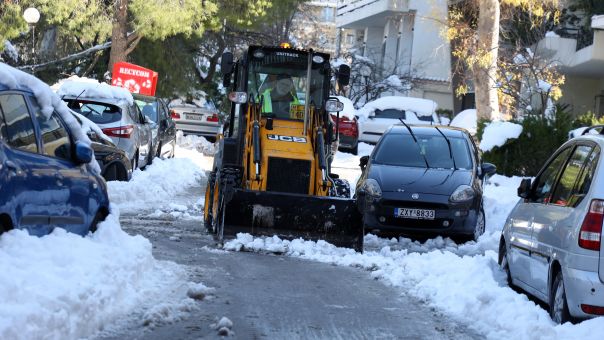 Δήμος Αθηναίων: Χωρίς χιόνια το οδικό δίκτυο - Πάνω από 200 τόνοι αλάτι στους δρόμους της πόλης