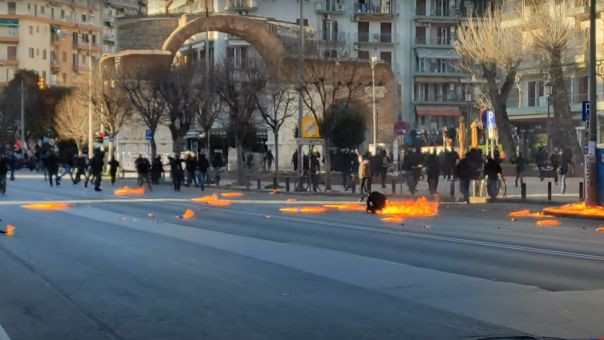 Θεσσαλονίκη: Στον ανακριτή η 26χρονη και στο αυτόφωρο 19 άτομα για τα επεισόδια του περασμένου Σαββάτου 