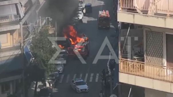 Πυρκαγιά τώρα στον Πειραιά: Δύο οχήματα στις φλόγες - Δείτε βίντεο και φωτογραφίες