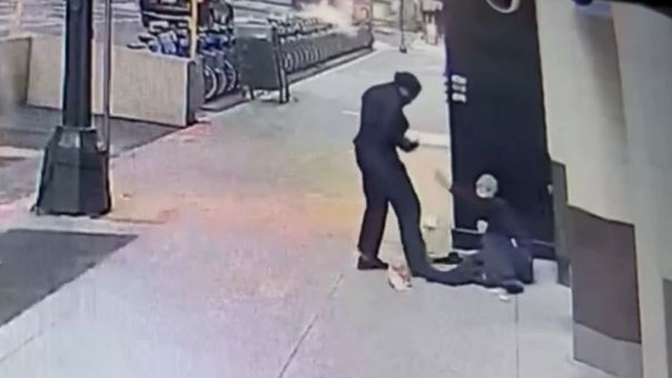Συγκλονιστικό βίντεο: Άστεγος άρπαξε το πορτοφόλι άνδρα που του προσέφερε βοήθεια 