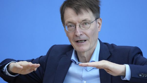 «Το κύμα Όμικρον είναι υπό έλεγχο, αλλά δεν έχει ακόμη κορυφωθεί» λέει ο Γερμανός Υπουργός Υγείας 