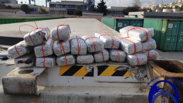 Εντοπίστηκαν 13 κιλά κοκαΐνης σε κοντέινερ στο λιμάνι του Πειραιά