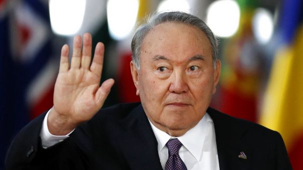 Καζακστάν: Η στιγμή που διαδηλωτές γκρεμίζουν άγαλμα του Ναζαρμπάγιεφ (vids) Eγκατέλειψε τη χώρα; 