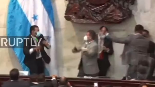 Ονδούρα: Κλωτσοπατινάδα κατά τη διάρκεια ορκωμοσίας στη Βουλή (video)