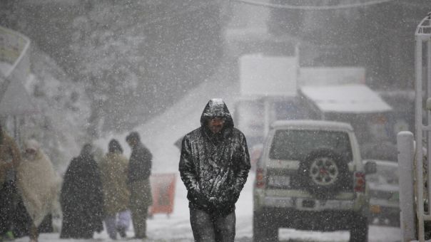 Πακιστάν: 21 άνθρωποι έχασαν τη ζωή τους αποκλεισμένοι μέσα στα οχήματά τους εξαιτίας χιονοθύελλας	