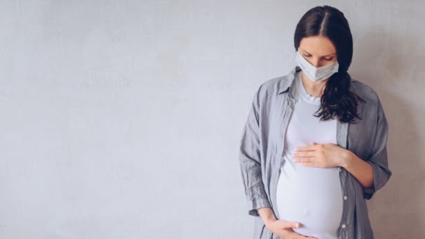 Έγκυες με κορωνοϊό έχουν 40% μεγαλύτερη πιθανότητα να εμφανίσουν επιπλοκές κατά την κύηση