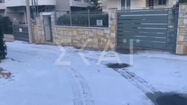 Χιονισμένοι οι δρόμοι στα Βόρεια Προάστια-Δείτε βίντεο