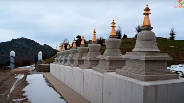 Κάρμα Μπέρτσεν Λίνγκ: Μια Βουδιστική Στούπα στα βουνά της Κορινθίας (vid)