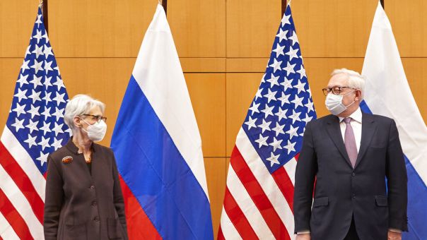 Σε ψυχροπολεμικό κλίμα οι διαπραγματεύσεις Ρωσίας-ΗΠΑ: Οι επικεφαλής δεν αντάλλαξαν ούτε χειραψία	