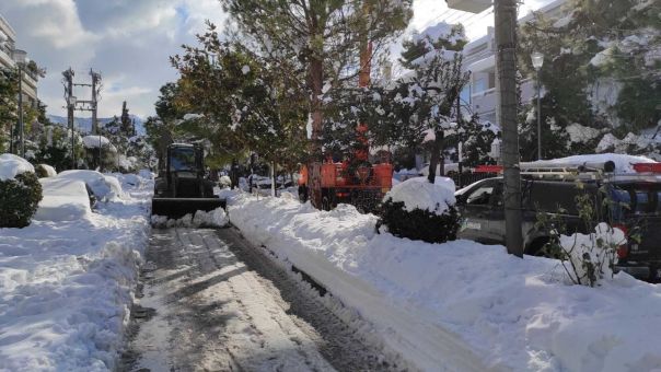 Ποιοι δρόμοι παραμένουν κλειστοί στην Αττική λόγω της χιονόπτωσης-Πού χρειάζονται αλυσίδες