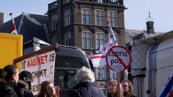Ολλανδία: Ένα κομβόι κατά των υγειονομικών περιορισμών έχει αποκλείσει το κέντρο της Χάγης