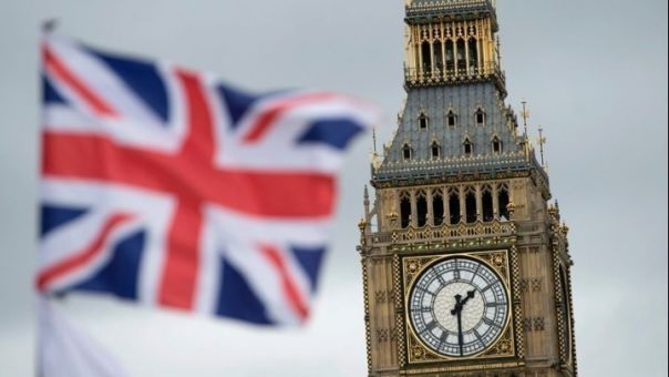 Άνοιξαν οι κάλπες των δημοτικών εκλογών στη Βρετανία - Τι δείχνουν οι δημοσκοπήσεις