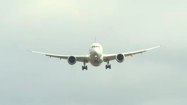 Αεροσκάφη στη Βρετανία δεν καταφέρνουν να προσγειωθούν λόγω θυελλωδών ανέμων – Δείτε τα βίντεο