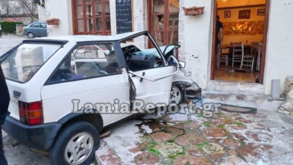 Αυτοκίνητο «καρφώθηκε» σε τσιπουράδικο στην Αμφίκλεια - Νεκρή μια γυναίκα