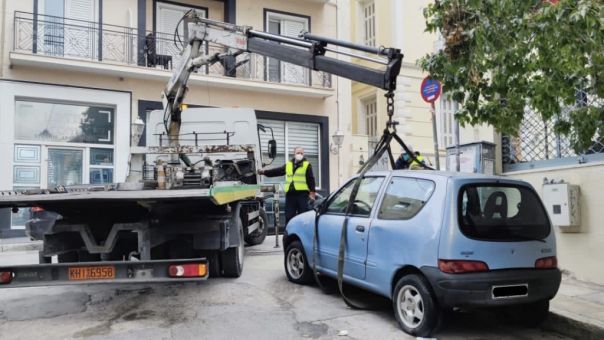 Γερανοί «σήκωσαν» 85 εγκαταλελειμμένα αυτοκίνητα από τους δρόμους της Αθήνας - Δείτε φωτογραφίες