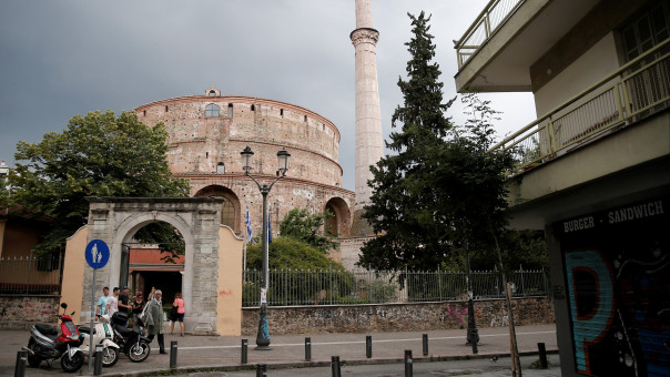 Απίστευτο- Θεσσαλονίκη: Έσπασε τον σταυρό της Ροτόντας-Είπε ότι το έκανε επειδή χώρισε