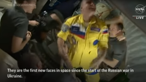 Σάλος με το αν Ρώσοι κοσμοναύτες φόρεσαν στολή στα χρώματα της ουκρανικής σημαίας- Τι απαντά η Roskosmos