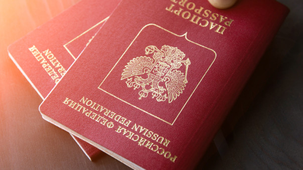 Κομισιόν: Προς κατάργηση τα «χρυσά διαβατήρια» και η «χρύση βίζα» Ρώσων και Λευκορώσων 