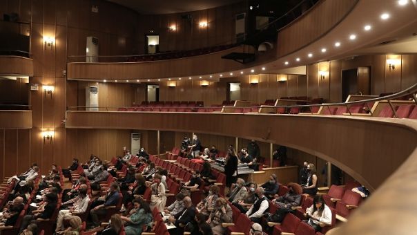 «Ρεμπέτισσες του Ντουνιά»: Μια περφόρμανς του Μ.Χατζηπροκοπίου στο θέατρο Ολύμπια