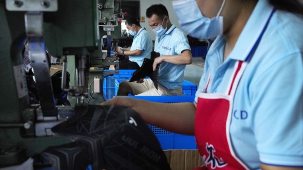 Σανγκάη: Με τους εργαζόμενους να κοιμούνται στα εργοστάσια αναμένεται η επαναλειτουργία των βιομηχανιών