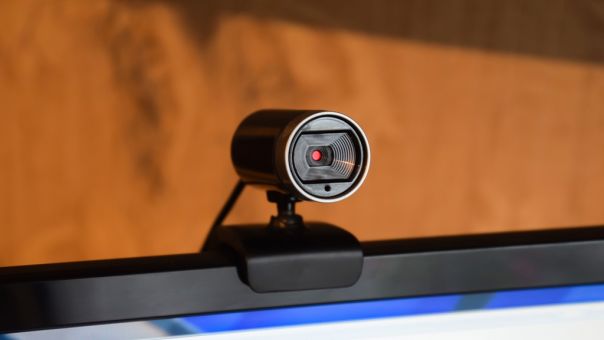 Σας κατασκοπεύουν μέσα από την κάμερα της συσκευής σας; Πώς θα το καταλάβετε