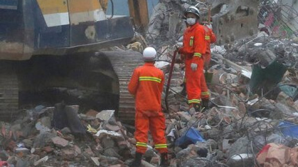 Ανασύρθηκε ζωντανή μια γυναίκα 132 ώρες μετά την κατάρρευση πολυώροφου κτιρίου στην Κίνα 