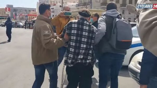 Έγκλημα στην Τήνο: Αποδοκιμασίες κατά την μεταγωγή του 90χρονου δράστη στην Σύρο- Δείτε βίντεο