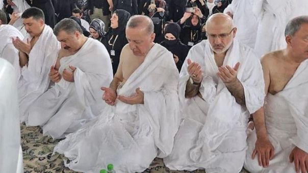 Υπό δρακόντεια μέτρα προσευχήθηκε στη Μέκκα ο Ερντογάν -Δείτε φωτογραφίες και βίντεο
