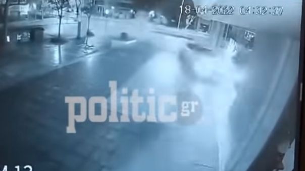 Θεσσαλονίκη: Η στιγμή που πολυτελές ΙΧ «καρφώνεται» σε κατάστημα μετά από κόντρες - Δείτε βίντεο