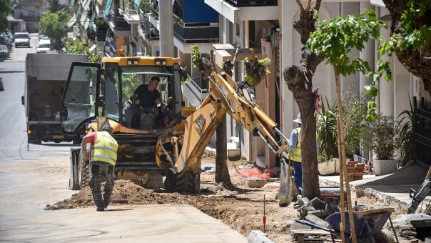 Ανακατασκευή 410 πεζοδρομίων στην Αθήνα - «Ασφάλεια για όλες και όλους», λέει ο Μπακογιάννης