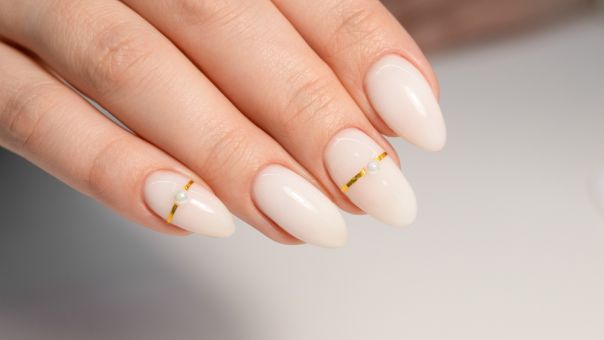 Milky White Nails: Iδέες για να δοκιμάσεις το μεγαλύτερο trend στα νύχια αυτή την εποχή