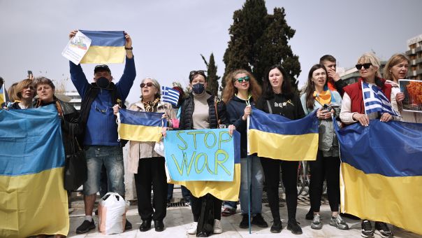 Συγκέντρωση συμπαράστασης για την Ουκρανία έξω από την Βουλή κατά την ομιλία Ζελένσκι-Δείτε φωτογραφίες