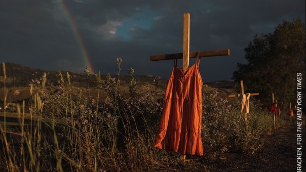 Η σοκαριστική ιστορία πίσω από την φωτογραφία με φορέματα κρεμασμένα σε σταυρούς που κέρδισε το βραβείο World Press Photo 
