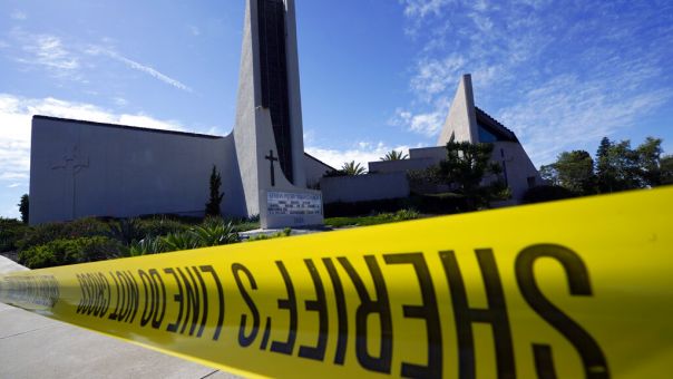 Καλιφόρνια: Αφόπλισαν κι αιχμαλώτισαν ένοπλο που σκότωσε έναν και τραυμάτισε άλλους 5 ανθρώπους σε εκκλησία 