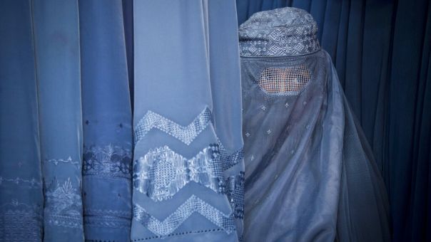 «Υπέκυψαν» στους Ταλιμπάν οι τηλεπαρουσιάστριες - Εμφανίστηκαν στον αέρα με καλυμμένα τα πρόσωπά τους - Φωτογραφίες