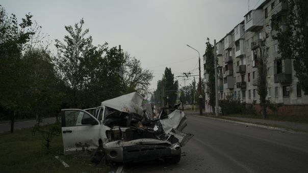 Τουλάχιστον 12 άμαχοι νεκροί από ρωσικούς βομβαρδισμούς στην πόλη Σεβεροντονέτσκ, λέει Ουκρανός περιφερειάρχης