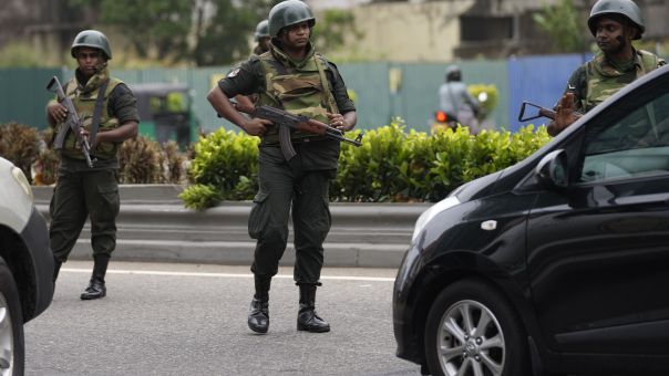 Συνεχίζεται το χάος στη Σρι Λάνκα: Ο στρατός θα πυροβολεί όσους εμπλέκονται σε λεηλασίες ή βίαιες ενέργειες
