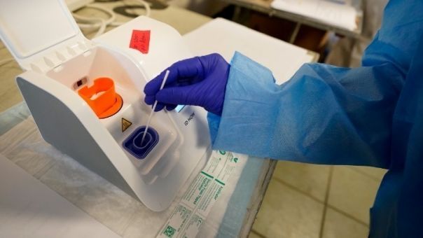 Το νέο τεστ ELISA ανιχνεύει τα αντισώματα του κορωνοϊού στα ούρα και όχι στο αίμα