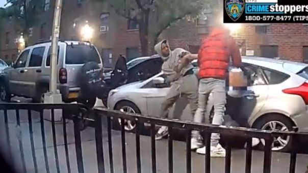 Νέα Υόρκη: Η στιγμή που ληστές επιτίθενται σε οδηγό - Τον γρονθοκόπησαν και τον μαχαίρωσαν - Βίντεο