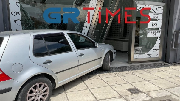 Θεσσαλονίκη: Αυτοκίνητο «καρφώθηκε» σε βιτρίνα καταστήματος στο κέντρο της πόλης (βίντεο)