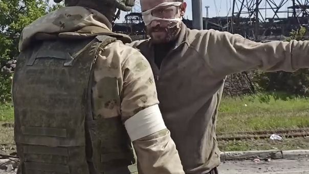 Ουκρανία: Οι Ρώσοι δημοσίευσαν βίντεο με τους τραυματισμένους μαχητές του Azovstal που παραδίδονται