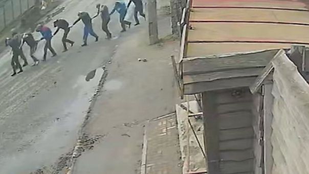 New York Times: Νέο βίντεο φρίκης με ομαδικές εκτελέσεις στην Μπούκα- Δείτε το βίντεο 