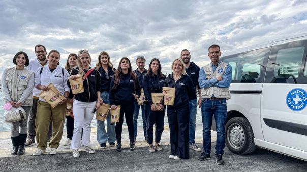 Η ομάδα εθελοντών της bwin μοίρασε φαγητό στους αστέγους στο λιμάνι του Πειραιά 