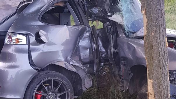 Σοκαριστικό τροχαίο στην Πτολεμαΐδα: Αυτοκίνητο καρφώθηκε σε δέντρο– Σε σοβαρή κατάσταση ο οδηγός 