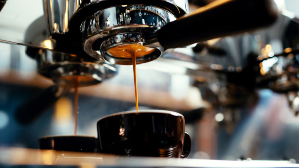 Viral η παραγγελία πελάτη σε καφετέρια: Ζήτησε να του χτυπήσουν 100 φορές τη ζάχαρη στον καφέ 