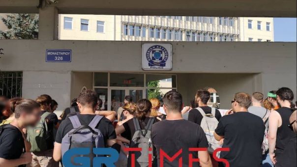 Επεισόδια - ΑΠΘ: Συγκέντρωση για τους δύο προσαχθέντες έξω από την Αστυνομική Διεύθυνση Θεσσαλονίκης- Φωτό-Βίντεο