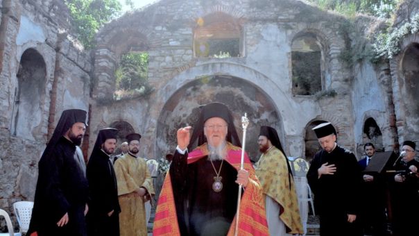Χοροστάτησε ο Οικουμενικός Πατριάρχης Βαρθολομαίος στα ερείπια του ναού της Παναγίας Παραμυθίας 