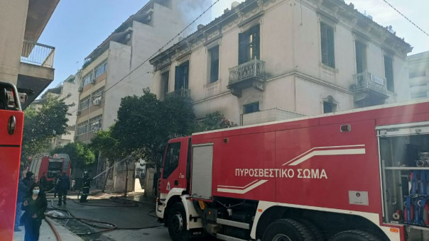 Φωτιά σε κτίριο στην Αθήνα - Απεγκλωβίστηκαν 2 άτομα (βίντεο-φωτογραφίες)