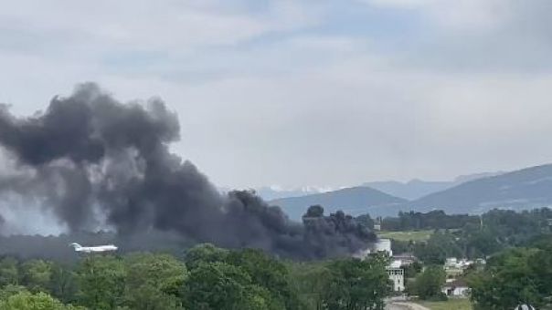 Φωτιά σε κτίριο κοντά στο αεροδρόμιο της Γενεύης - Δείτε βίντεο